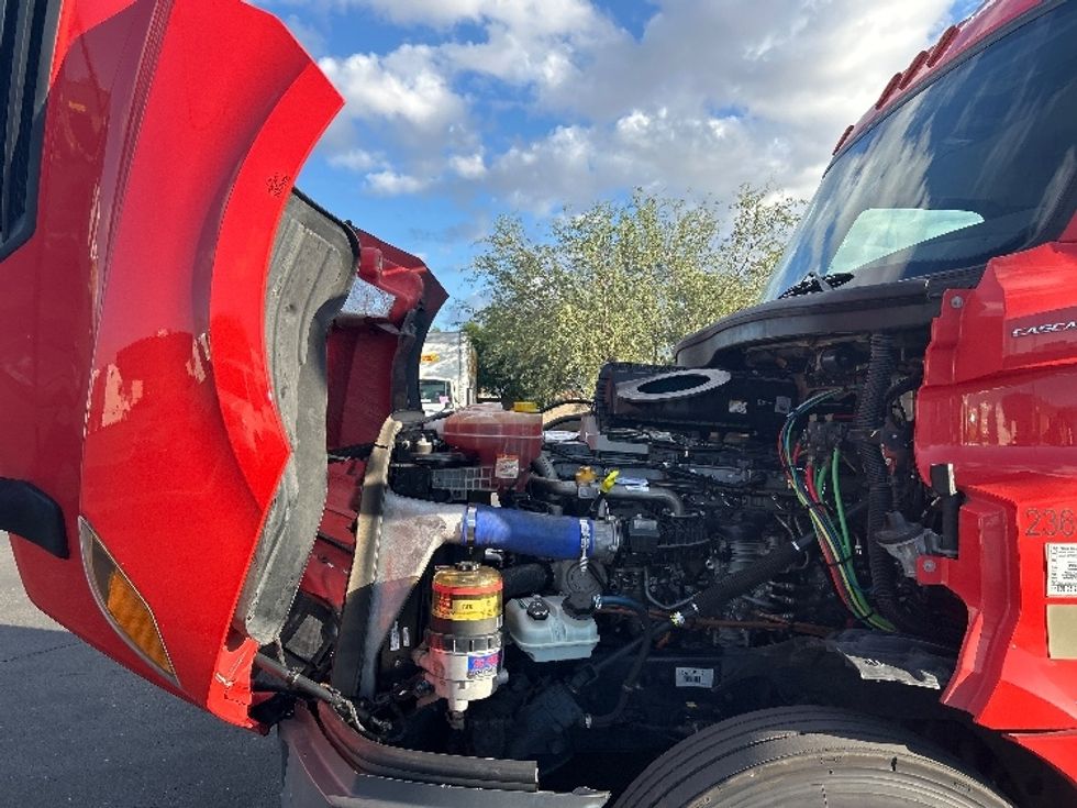 Day Cab Tractor-Heavy Duty Tractors-Freightliner-2019-T12642ST-Phoenix-AZ-445,968\n\t\tmiles-$ 28,500 - Image 16