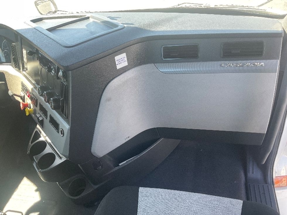 Day Cab Tractor-Heavy Duty Tractors-Freightliner-2019-T12642ST-Phoenix-AZ-461,476\n\t\tmiles-$ 33,500 - Image 13