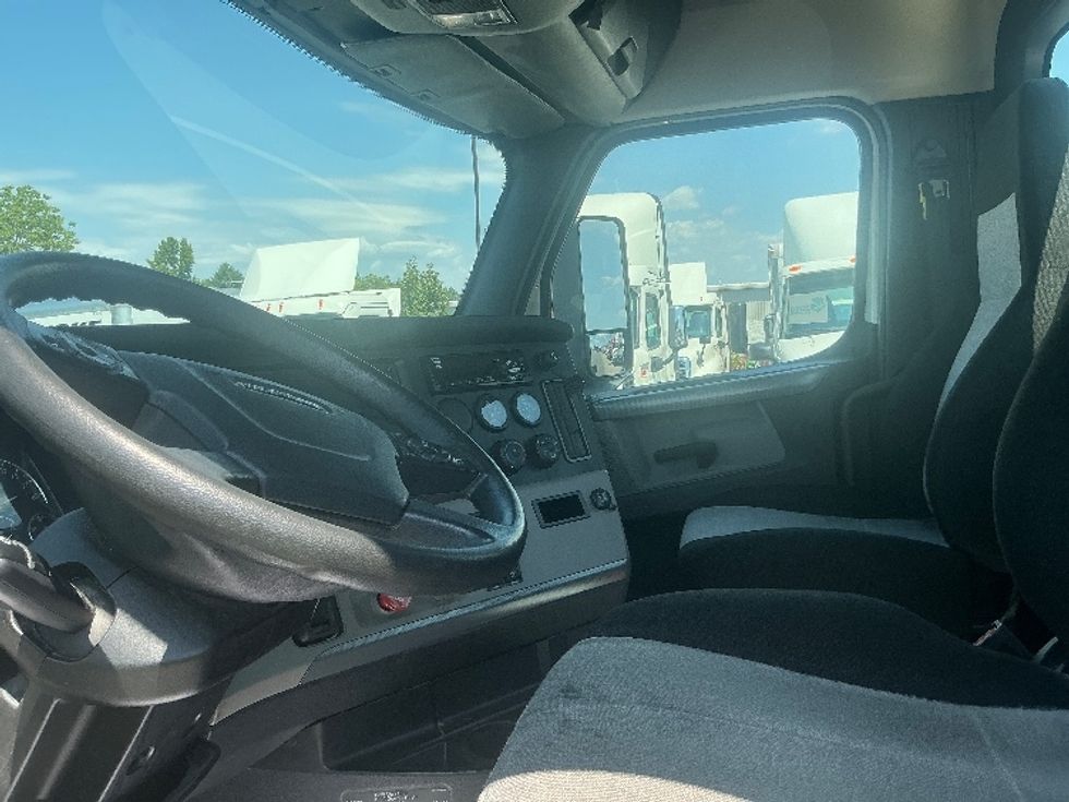 Day Cab Tractor-Heavy Duty Tractors-Freightliner-2019-T12642ST-Piqua-OH-276,851\n\t\tmiles-$ 40,500 - Image 10