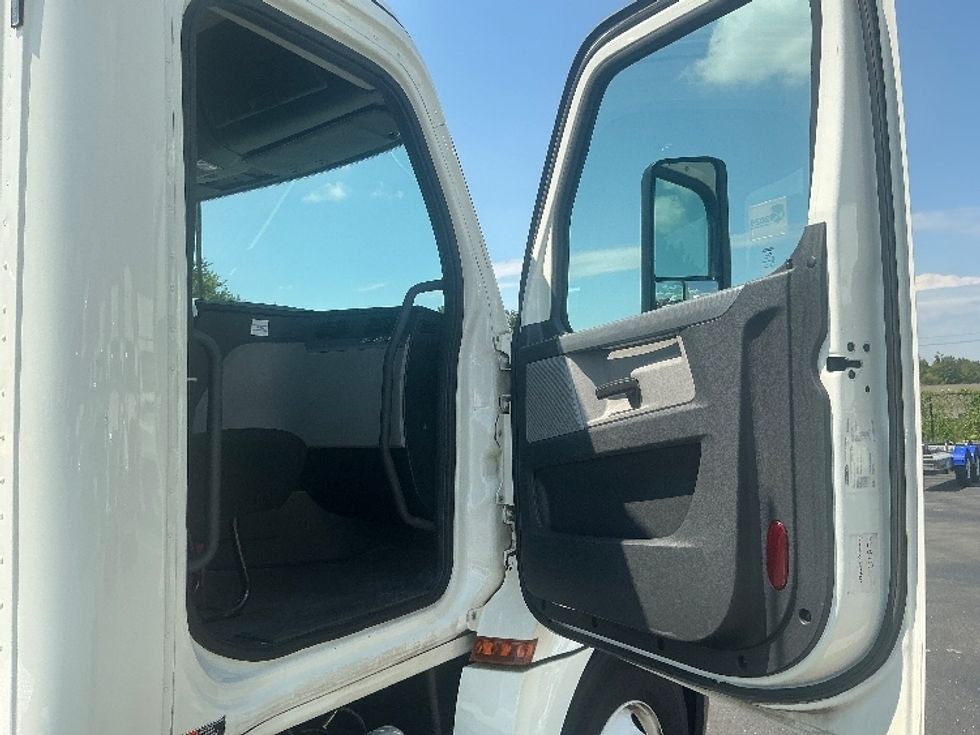 Day Cab Tractor-Heavy Duty Tractors-Freightliner-2019-T12642ST-Piqua-OH-276,851\n\t\tmiles-$ 40,500 - Image 12