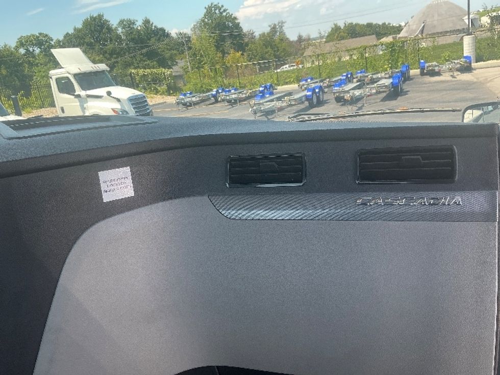 Day Cab Tractor-Heavy Duty Tractors-Freightliner-2019-T12642ST-Piqua-OH-276,851\n\t\tmiles-$ 40,500 - Image 13