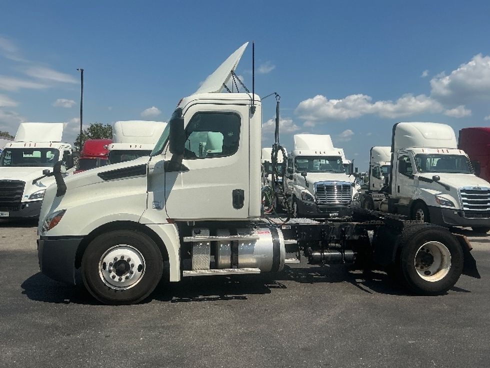 Day Cab Tractor-Heavy Duty Tractors-Freightliner-2019-T12642ST-Piqua-OH-276,851\n\t\tmiles-$ 40,500 - Image 4