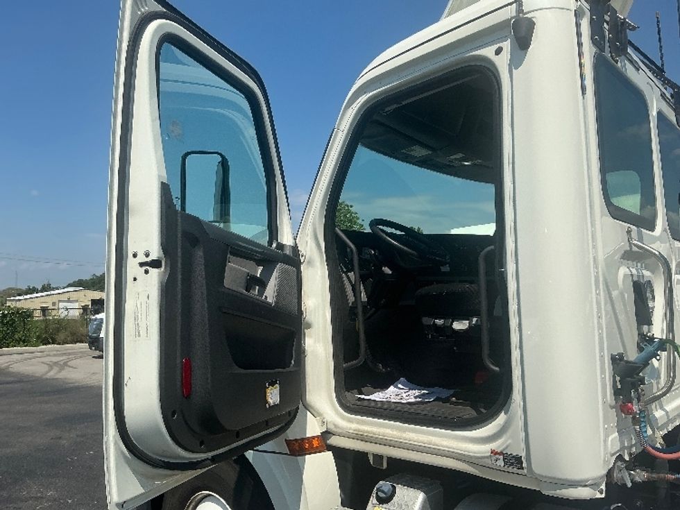Day Cab Tractor-Heavy Duty Tractors-Freightliner-2019-T12642ST-Piqua-OH-276,851\n\t\tmiles-$ 40,500 - Image 9