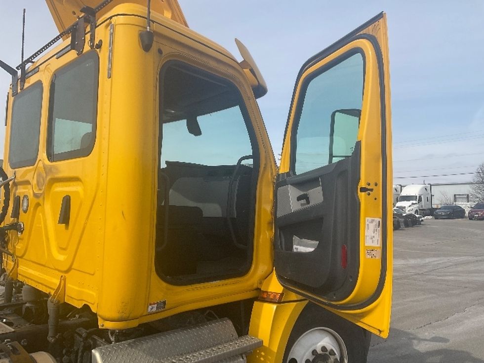Day Cab Tractor-Heavy Duty Tractors-Freightliner-2019-T12642ST-Piqua-OH-364,695\n\t\tmiles-$ 37,250 - Image 12