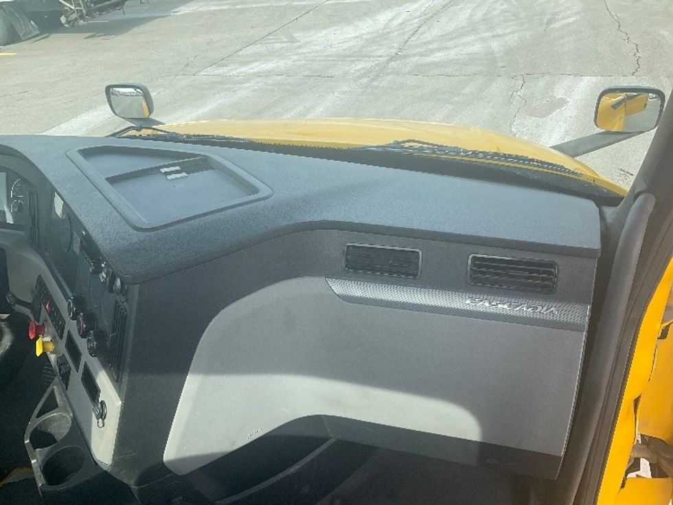 Day Cab Tractor-Heavy Duty Tractors-Freightliner-2019-T12642ST-Piqua-OH-364,695\n\t\tmiles-$ 37,250 - Image 13