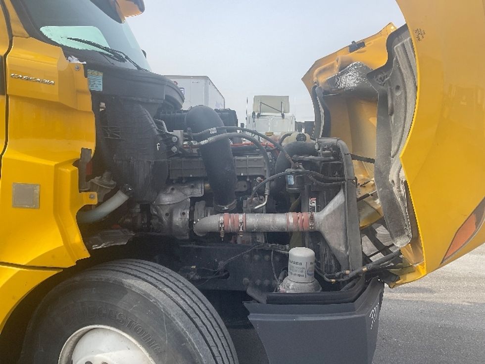 Day Cab Tractor-Heavy Duty Tractors-Freightliner-2019-T12642ST-Piqua-OH-364,695\n\t\tmiles-$ 37,250 - Image 15