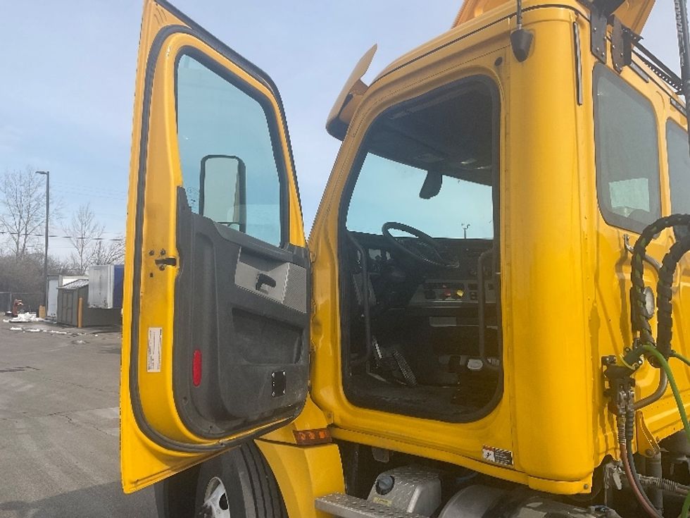 Day Cab Tractor-Heavy Duty Tractors-Freightliner-2019-T12642ST-Piqua-OH-364,695\n\t\tmiles-$ 37,250 - Image 9