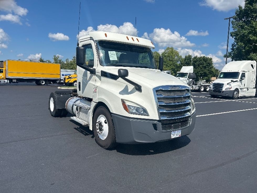 Day Cab Tractor-Heavy Duty Tractors-Freightliner-2019-T12642ST-Piqua-OH-377,117\n\t\tmiles-$ 33,250 - Image 1