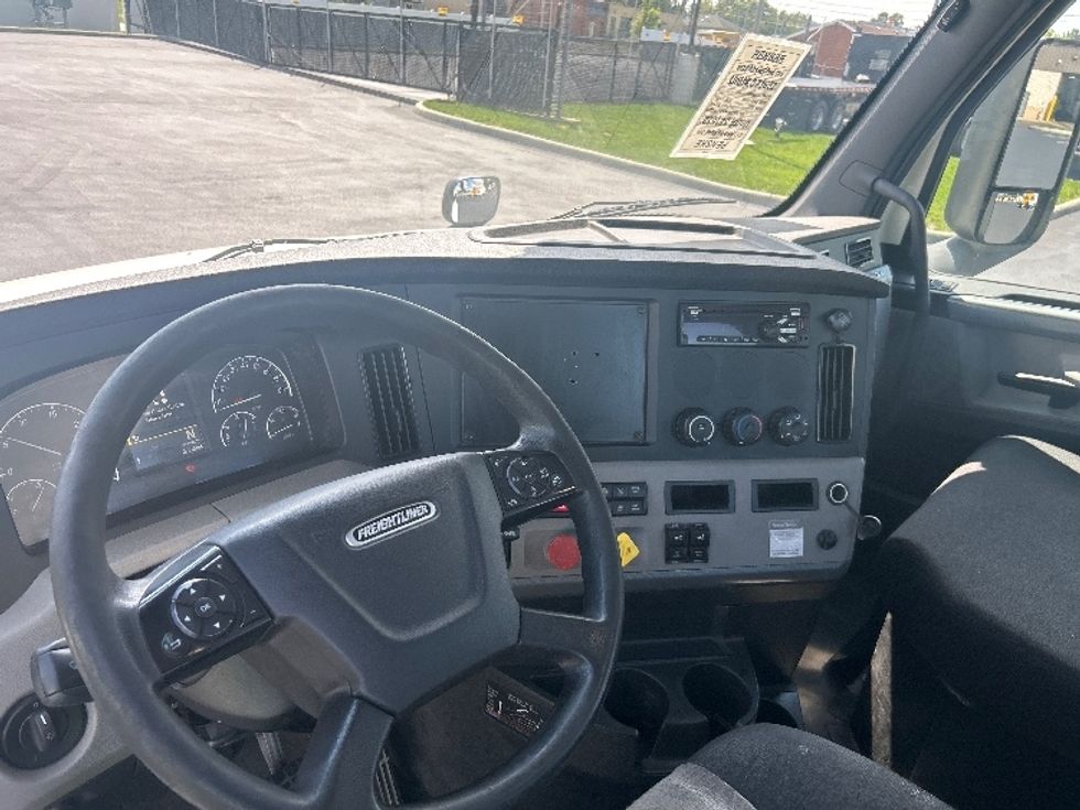 Day Cab Tractor-Heavy Duty Tractors-Freightliner-2019-T12642ST-Piqua-OH-377,117\n\t\tmiles-$ 33,250 - Image 10