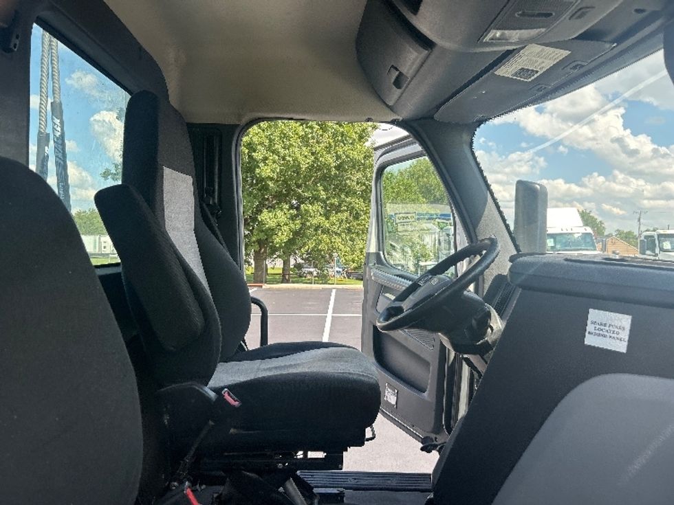 Day Cab Tractor-Heavy Duty Tractors-Freightliner-2019-T12642ST-Piqua-OH-377,117\n\t\tmiles-$ 33,250 - Image 14