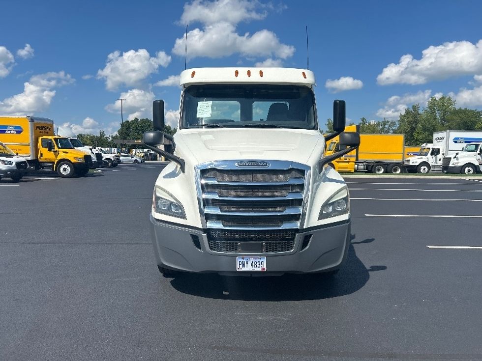 Day Cab Tractor-Heavy Duty Tractors-Freightliner-2019-T12642ST-Piqua-OH-377,117\n\t\tmiles-$ 33,250 - Image 2