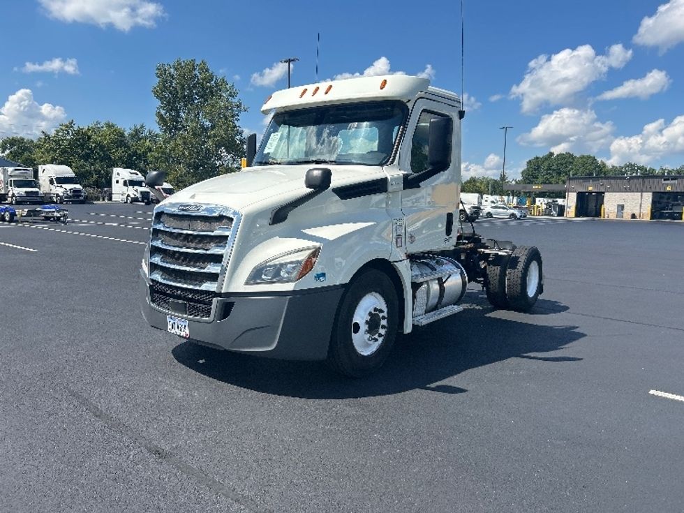 Day Cab Tractor-Heavy Duty Tractors-Freightliner-2019-T12642ST-Piqua-OH-377,117\n\t\tmiles-$ 33,250 - Image 3