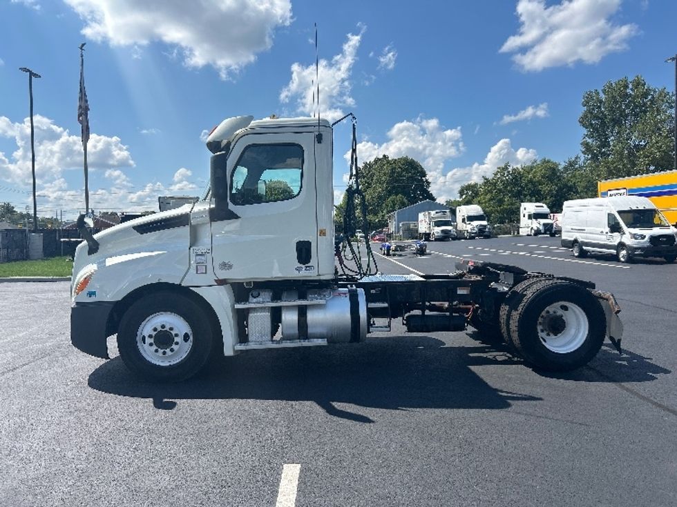 Day Cab Tractor-Heavy Duty Tractors-Freightliner-2019-T12642ST-Piqua-OH-377,117\n\t\tmiles-$ 33,250 - Image 4