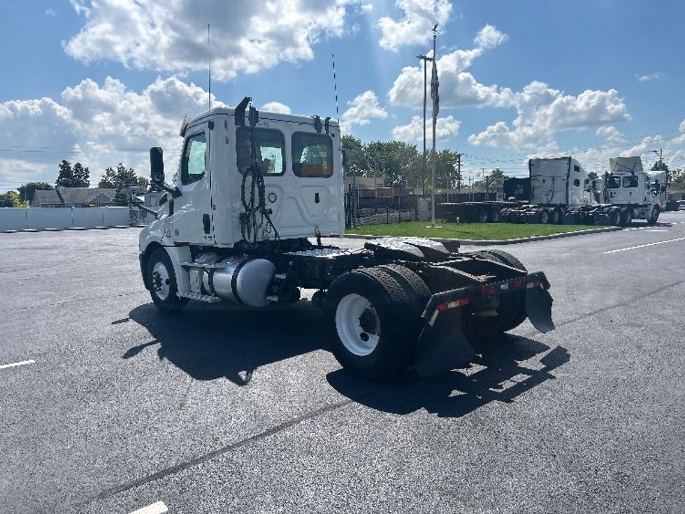 Day Cab Tractor-Heavy Duty Tractors-Freightliner-2019-T12642ST-Piqua-OH-377,117\n\t\tmiles-$ 33,250 - Image 5