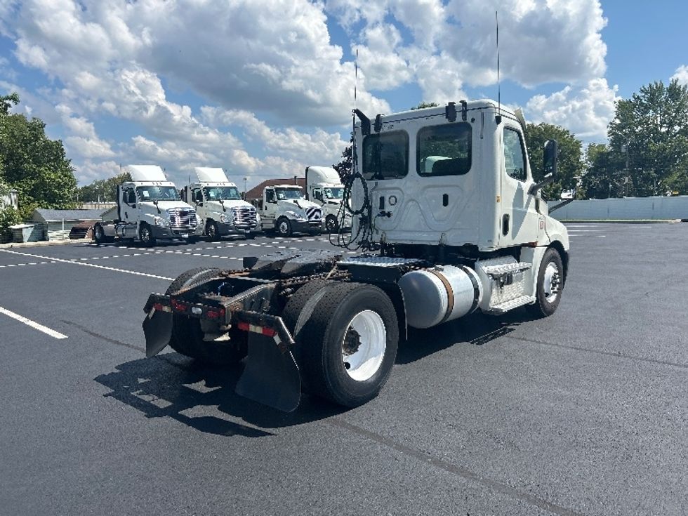 Day Cab Tractor-Heavy Duty Tractors-Freightliner-2019-T12642ST-Piqua-OH-377,117\n\t\tmiles-$ 33,250 - Image 7