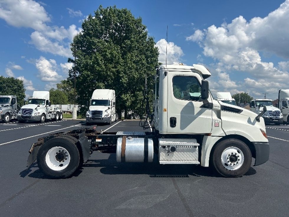 Day Cab Tractor-Heavy Duty Tractors-Freightliner-2019-T12642ST-Piqua-OH-377,117\n\t\tmiles-$ 33,250 - Image 8