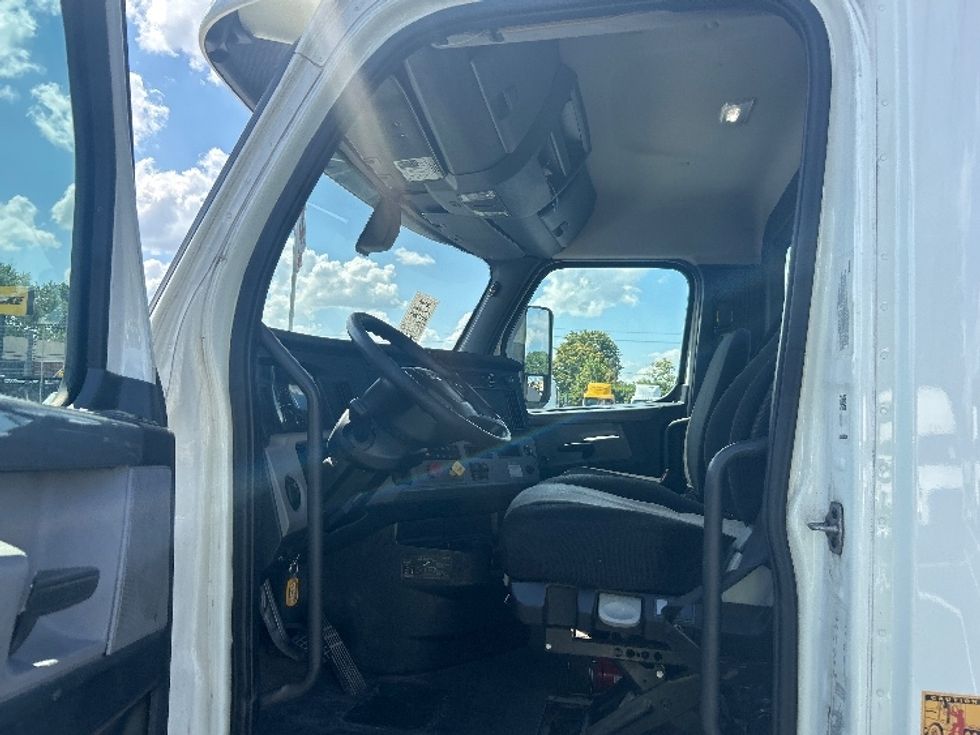 Day Cab Tractor-Heavy Duty Tractors-Freightliner-2019-T12642ST-Piqua-OH-377,117\n\t\tmiles-$ 33,250 - Image 9
