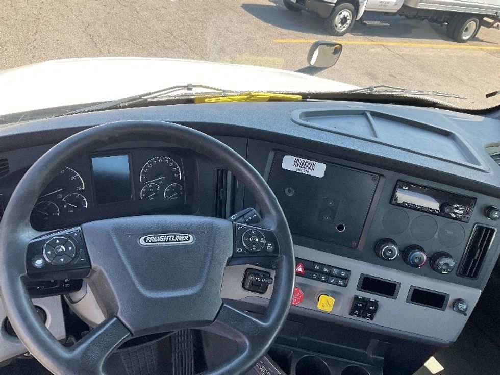 Day Cab Tractor-Heavy Duty Tractors-Freightliner-2019-T12642ST-Piqua-OH-477,615\n\t\tmiles-$ 27,500 - Image 11