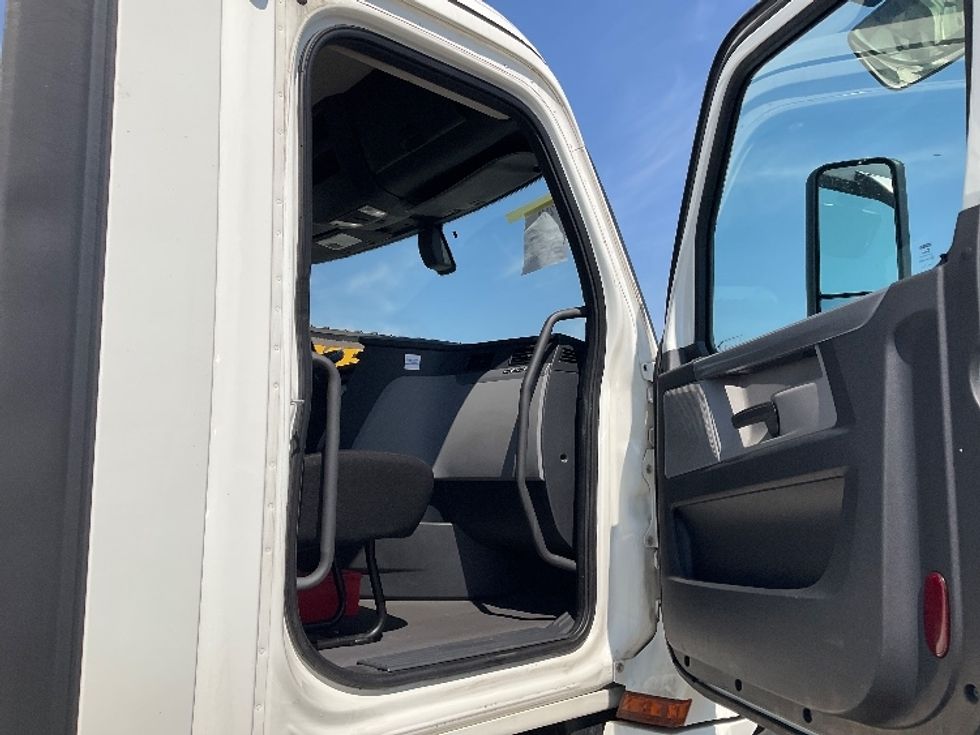 Day Cab Tractor-Heavy Duty Tractors-Freightliner-2019-T12642ST-Piqua-OH-477,615\n\t\tmiles-$ 27,500 - Image 12