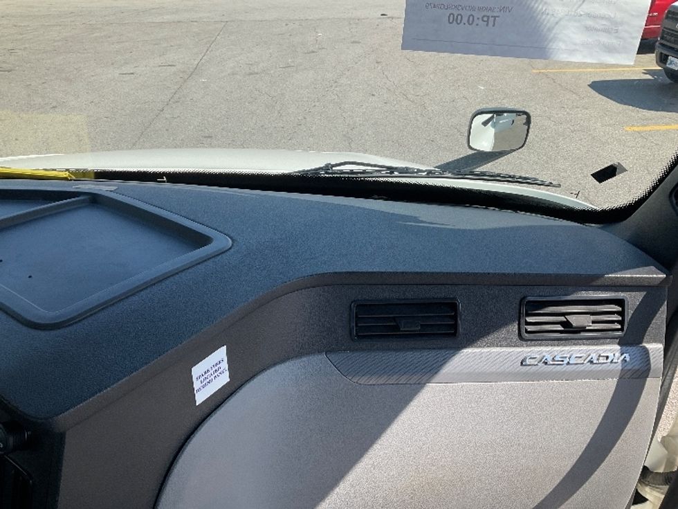 Day Cab Tractor-Heavy Duty Tractors-Freightliner-2019-T12642ST-Piqua-OH-477,615\n\t\tmiles-$ 27,500 - Image 13