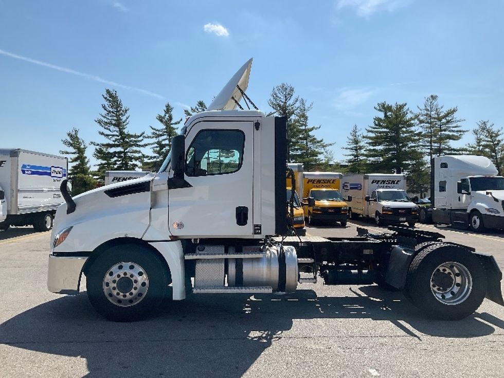 Day Cab Tractor-Heavy Duty Tractors-Freightliner-2019-T12642ST-Piqua-OH-477,615\n\t\tmiles-$ 27,500 - Image 4