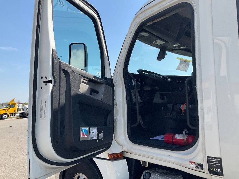 Day Cab Tractor-Heavy Duty Tractors-Freightliner-2019-T12642ST-Piqua-OH-477,615\n\t\tmiles-$ 27,500 - Image 9