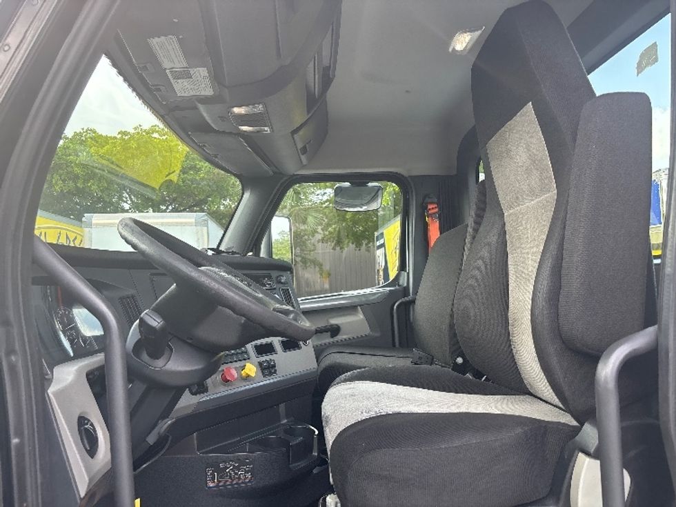 Day Cab Tractor-Heavy Duty Tractors-Freightliner-2019-T12642ST-Pompano Beach-FL-184,140\n\t\tmiles-$ 41,500 - Image 10