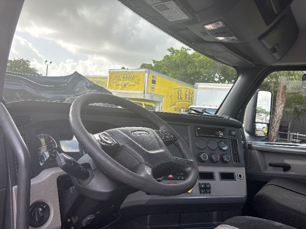 Day Cab Tractor-Heavy Duty Tractors-Freightliner-2019-T12642ST-Pompano Beach-FL-184,140\n\t\tmiles-$ 41,500 - Image 11