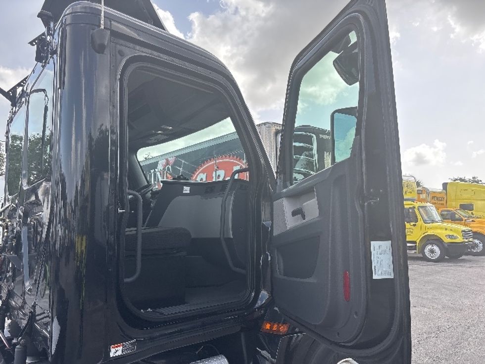 Day Cab Tractor-Heavy Duty Tractors-Freightliner-2019-T12642ST-Pompano Beach-FL-184,140\n\t\tmiles-$ 41,500 - Image 12