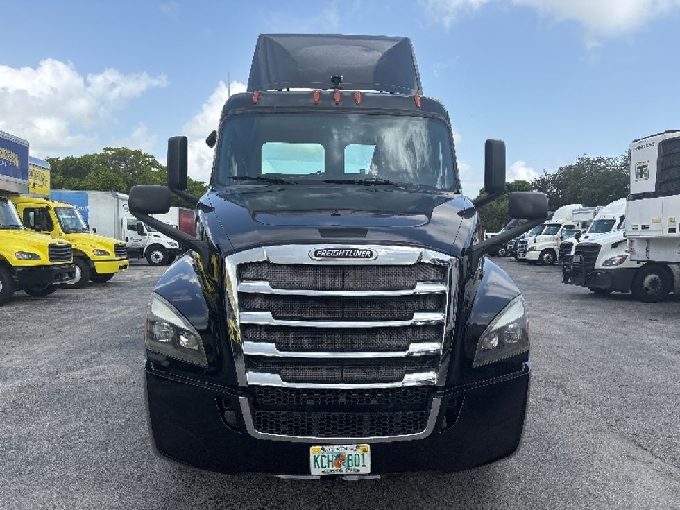 Day Cab Tractor-Heavy Duty Tractors-Freightliner-2019-T12642ST-Pompano Beach-FL-184,140\n\t\tmiles-$ 41,500 - Image 2