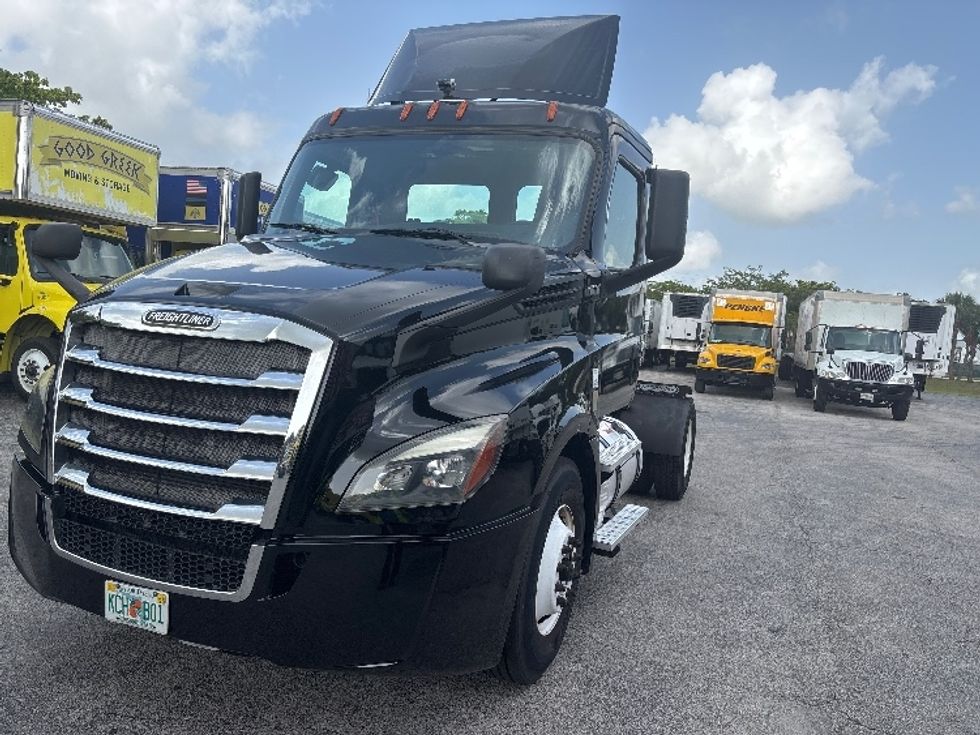 Day Cab Tractor-Heavy Duty Tractors-Freightliner-2019-T12642ST-Pompano Beach-FL-184,140\n\t\tmiles-$ 41,500 - Image 3