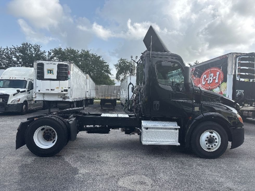 Day Cab Tractor-Heavy Duty Tractors-Freightliner-2019-T12642ST-Pompano Beach-FL-184,140\n\t\tmiles-$ 41,500 - Image 8