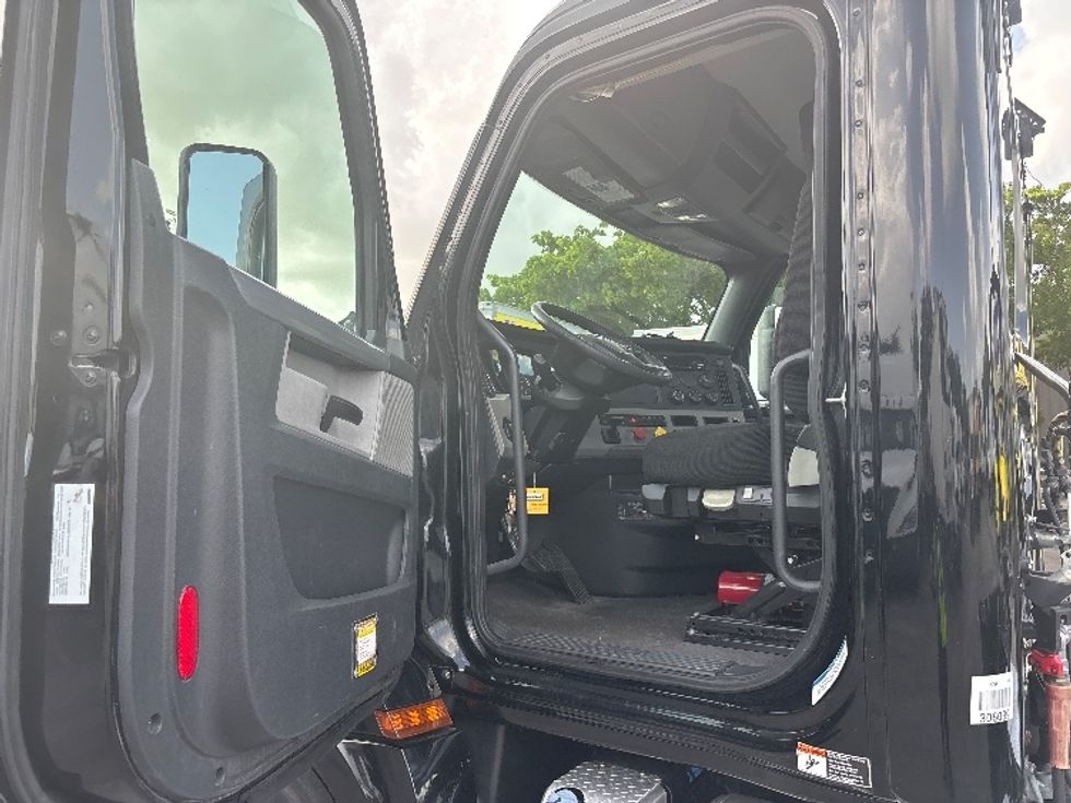 Day Cab Tractor-Heavy Duty Tractors-Freightliner-2019-T12642ST-Pompano Beach-FL-184,140\n\t\tmiles-$ 41,500 - Image 9
