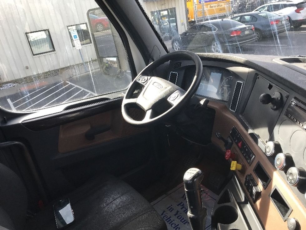 Day Cab Tractor-Heavy Duty Tractors-Freightliner-2019-T12642ST-Pottsville-PA-250,544\n\t\tmiles-$ 35,500 - Image 10