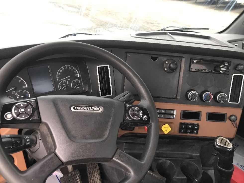 Day Cab Tractor-Heavy Duty Tractors-Freightliner-2019-T12642ST-Pottsville-PA-250,544\n\t\tmiles-$ 35,500 - Image 11