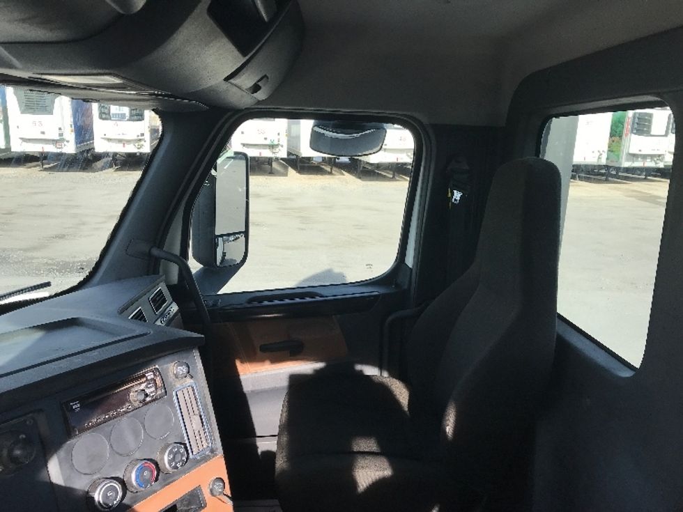 Day Cab Tractor-Heavy Duty Tractors-Freightliner-2019-T12642ST-Pottsville-PA-250,544\n\t\tmiles-$ 35,500 - Image 14