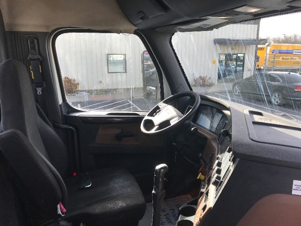 Day Cab Tractor-Heavy Duty Tractors-Freightliner-2019-T12642ST-Pottsville-PA-250,544\n\t\tmiles-$ 35,500 - Image 9