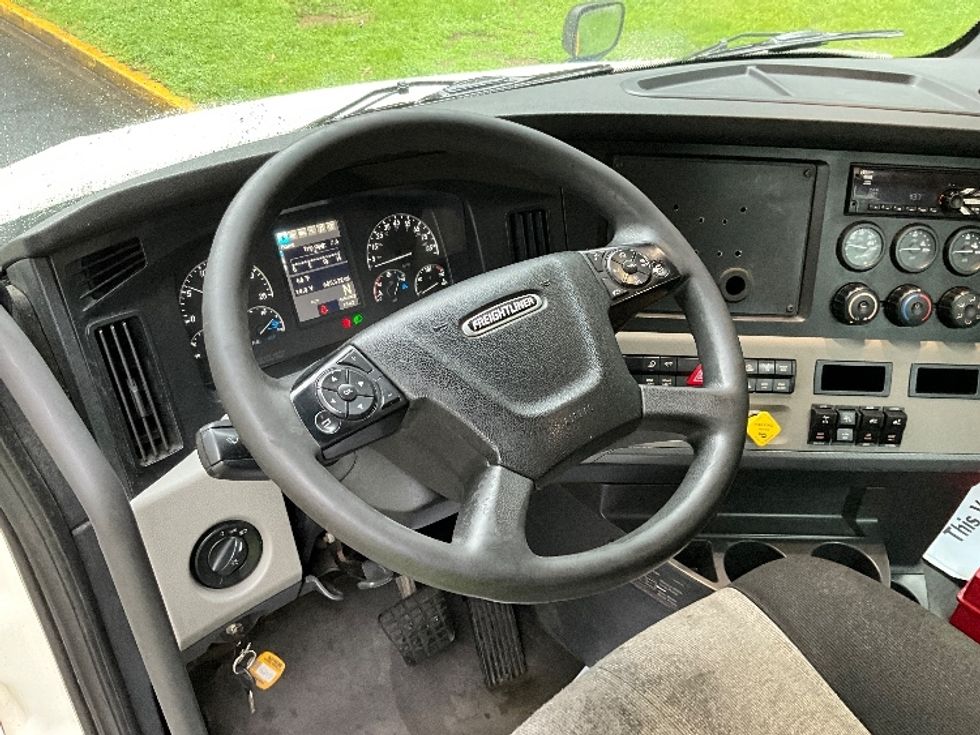 2019 Freightliner Cascadia 126" Day cab photo 8