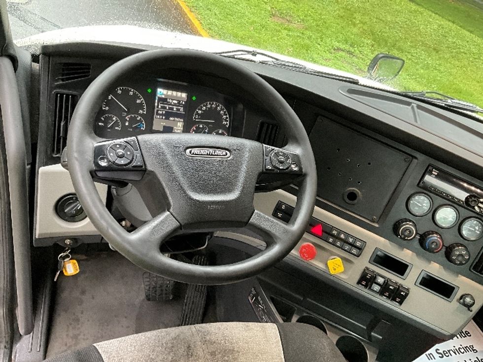 2019 Freightliner Cascadia 126" Day cab photo 9