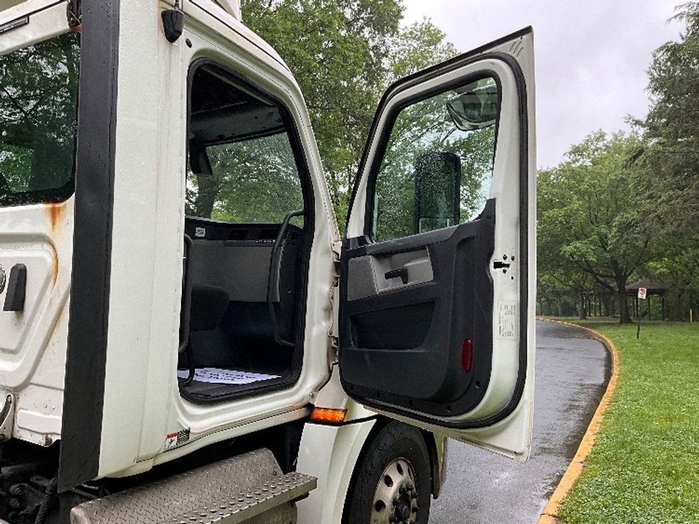 2019 Freightliner Cascadia 126" Day cab photo 10