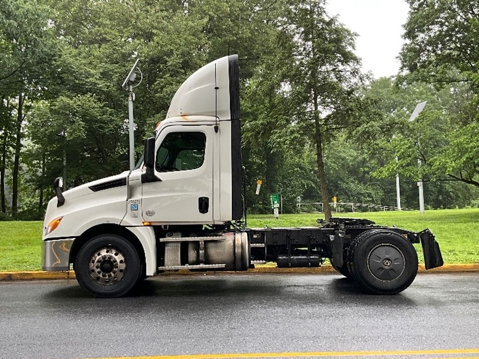 2019 Freightliner Cascadia 126" Day cab photo 3