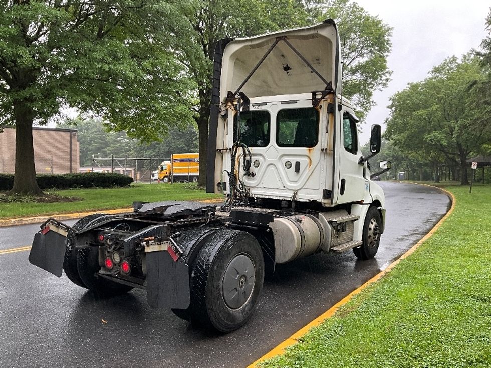 2019 Freightliner Cascadia 126" Day cab photo 5