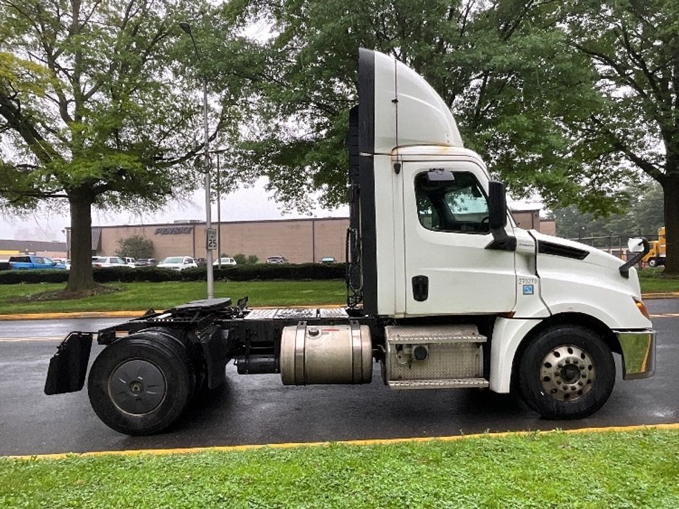 2019 Freightliner Cascadia 126" Day cab photo 6
