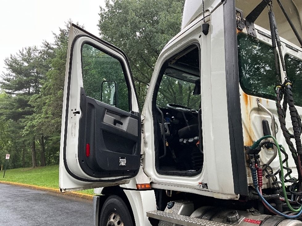 2019 Freightliner Cascadia 126" Day cab photo 7