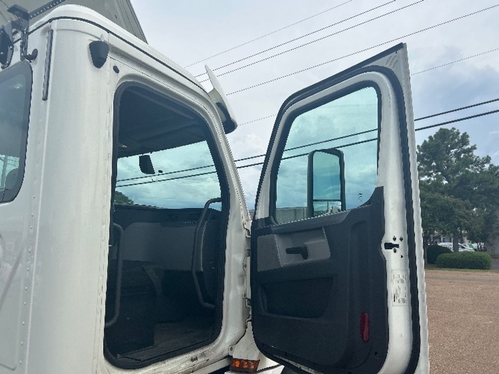 Day Cab Tractor-Heavy Duty Tractors-Freightliner-2019-T12642ST-Richland-MS-220,273\n\t\tmiles-$ 50,250 - Image 12