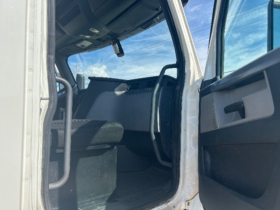 Day Cab Tractor-Heavy Duty Tractors-Freightliner-2019-T12642ST-Richland-MS-232,230\n\t\tmiles-$ 49,500 - Image 12