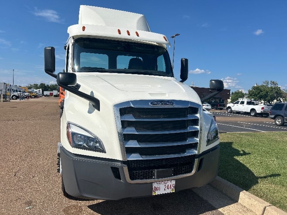 2019 Freightliner Cascadia 126" Day cab photo 2