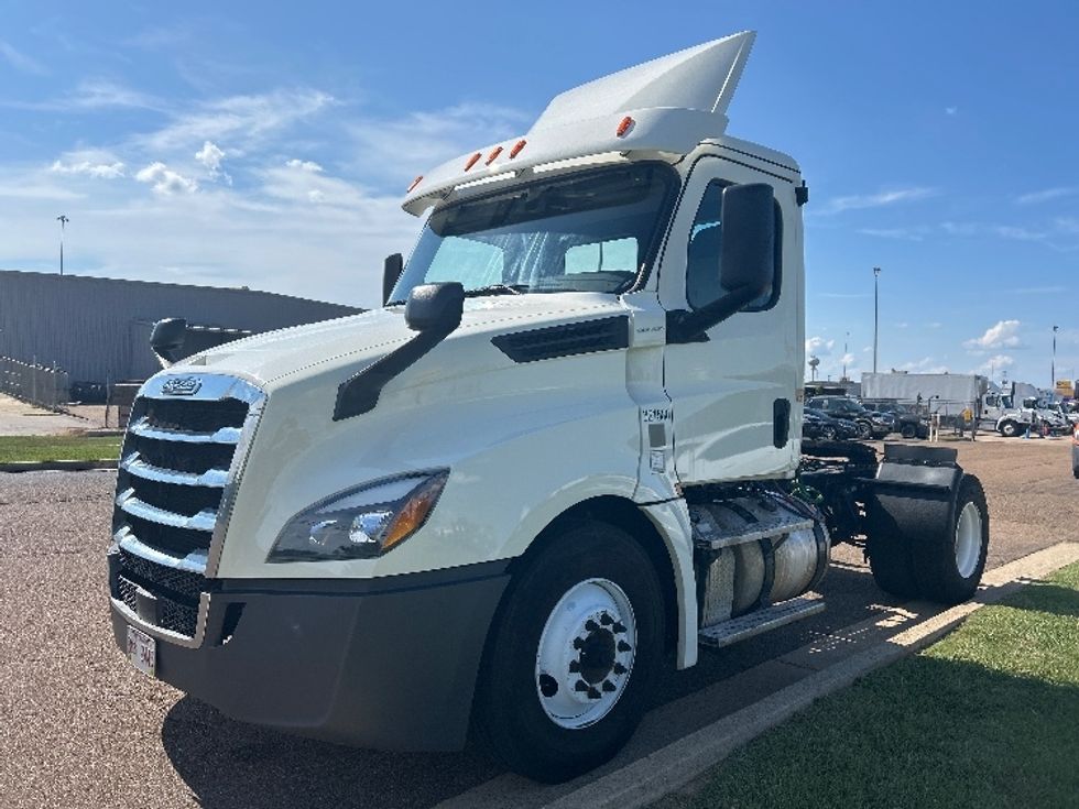 2019 Freightliner Cascadia 126" Day cab photo 3