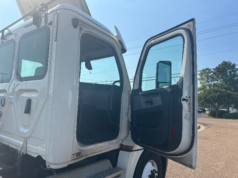 Day Cab Tractor-Heavy Duty Tractors-Freightliner-2019-T12642ST-Richland-MS-284,082\n\t\tmiles-$ 46,750 - Image 12