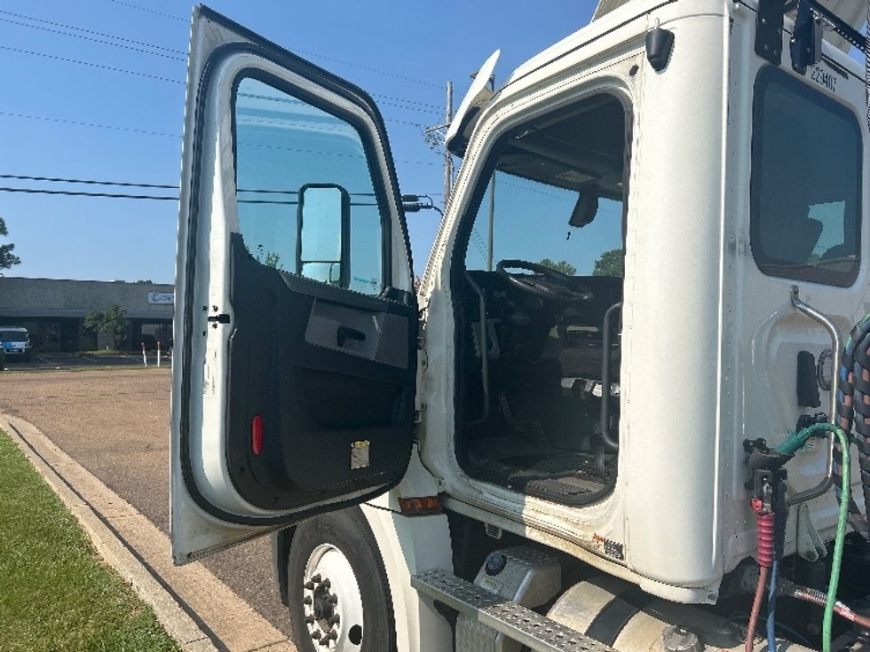 Day Cab Tractor-Heavy Duty Tractors-Freightliner-2019-T12642ST-Richland-MS-284,082\n\t\tmiles-$ 46,750 - Image 9
